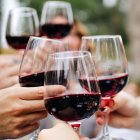 Brindis con vino tinto, en una imagen de recurso.
