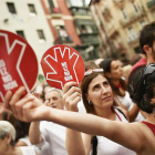 Unas mujeres muestran el símbolo de la campaña contra las agresiones sexistas en Sanfermines durante la manifestación ciudadana.-AP