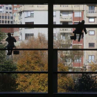 Imagen de dos personas trabajando en una fachada.-RAÚL G. OCHOA