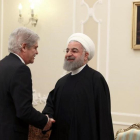 El ministro de Exteriores español, Alfonso Dastis, saluda la presidente de Irán, Hasán Rohani, este miércoles en Teherán.-EFE