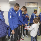 Los jugadores del San Pablo reparten juguetes en su visita al Hospital Universitario de Burgos, ayer.-SANTI OTERO