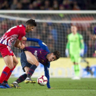 Rodrigo en una jugada ante Coutinho.-JORDI COTRINA