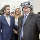 Juan Vicente Herrera  prueba unas gafas de realidad virtual.-SANTI OTERO