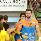 Los jugadores del Villa de Aranda salen a la cancha. En las gradas había carteles reclamando el nuevo hospital.-ALBERTO CALVO