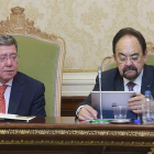 El presidente de la Diputación, César Rico, junto al presidente de Sodebur, Ángel Guerra, ayer, durante el pleno.-RAÚL G. OCHOA