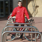 Diego Gallego posa con una bicicleta del Burgos BH.-RAÚL G. OCHOA