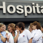 Personal sanitario protesta a las afueras del Hospital Carlos III, este martes.-Foto: REUTERS / ANDREA COMAS