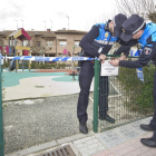 Dos agentes de Policía Local clausuran un parque infantil en Burgos por el coronavirus. / ISRAEL L. MURILLO