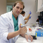 El doctor Daniel Al Kassam en la Unidad de Investigación.-RAÚL G. OCHOA