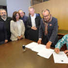 Triana presenta la candidatura en presencia de sus compañeros de partido, encabezados por Esther Peña.-ISRAEL L. MURILLO