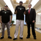 Dennis Rodman (centro), a su llegada al aeropuerto de Pionyang.-AP / KIM HWANG HYON