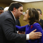 Santamaría y Junqueras se saludan antes de empezar la reunión del Consejo de Política Fiscal y Financiera.-AGUSTÍN CATALÁN