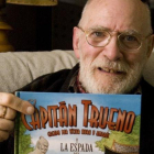 Víctor Mora con un ejemplar de 'El Capitán Trueno', en su casa en el 2012.-JULIÓ CARBÓ