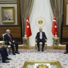 Erdogan se reúne con líderes del partido gobernante y de dos opositores, en Ankara, este lunes.-EFE / PRESIDENCIA DE TURQUÍA