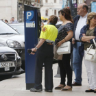 Varias personas esperan para sacar su ticket de la ORA.-ISRAEL L. MURILLO