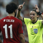 La árbitra francesa Stéphane Frappart, frente a Mohamed Salah, estrella del Liverpool.-AP / EMRAH GUREL