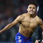 Alexis Sánchez celebra el gol en la tanda de penaltis que le daba a Chile su primera Copa América.-REUTERS / MARCOS BRINDICCI