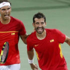 Nadal y López celebran un punto en la victoria sobre Marach y Peya.-EFE / MICHAEL REYNOLDS