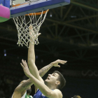 Huskic deja el balón en el aro.-ACB PHOTO / F. RUSO