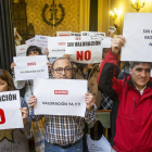 CCOO y SOI mostraron su oposición al preacuerdo en el pasado Pleno provincial al que acudieron con pancartas.-S. O.