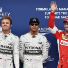 Hamilton, flanqueado por Rosberg (izquierda) y Vettel, tras la calificación de Austria.-Foto:   ANDREJ ISAKOVIC / AFP