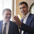 El exministro socialista Jordi Sevilla, a la izquierda, junto el candidato del PSOE a la Moncloa, Pedro Sánchez, el pasado 26 de mayo, en el madrileño Museo del Traje.-Foto: EFE