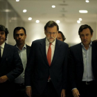 El presidente del Gobierno en funciones y líder del PP, Mariano Rajoy, acompañado de su equipo en la ronda negociadora.-JOSÉ LUIS ROCA