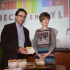 Fidel Leal (izq) de Ausolan presentó los platos junto a la edil Eva Ceballos.-G. G.