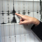 Un técnico del Centro de Observación Sismológica de Taiwán muestra el registro de un sismógrafo.-DAVID CHANG