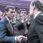 Albert Rivera y Mariano Rajoy se saludan, tras la votación de investidura en la que el candidato del PP logró su reelección.-DAVID CASTRO