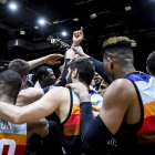 Los jugadores del Hereda San Pablo hacen piña tras lograr la Copa Intercontinental en Buenos Aires. FIBA