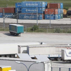 Camiones aparcados en el Centro de Transportes Aduana de Burgos y, al fondo, contenedores en la playa de descaga de la estación de mercancías.-R. OCHOA