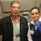 Naira Atef con el secuestrador del avión de EgyptAir, el pasado martes.-FACEBOOK / MOHAMED AHMED ELKING