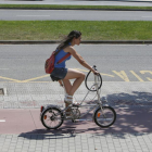 Una mujer circula por el carril bici.