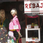 Escaparte de rebajas de un comercio de la capital burgalesa.-ISRAEL L. MURILLO