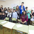 Los alumnos premiados del IES Diego Porcelos posan junto a una de sus profesoras.-ISRAEL L. MURILLO