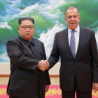 Kim Jong-un y Sergei Lavrov, la semana pasada en Pionyang.-KCNA