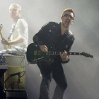 Bono, y Adam Clayton, detrás, durante una actuación de la banda irlandesa.-Foto: AP
