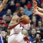 Wade, con la camiseta de los Bulls, en un partido frente a los Warriors esta temporada-NAM Y HUH (AP)