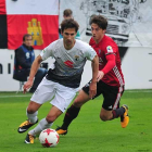 Aritz Borda, que ayer tuvo que bailar con la más fea (el pichichi Diego Cervero), saca un balón ante la presión de un jugador del CD Mirandés en el duelo de ayer en Anduva-Jose Esteban Egurrola