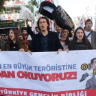 Miembros del Sindicato de Jóvenes de Turquía protestan en una marcha contra la visita de Obama en la próxima cumbre del G-20, en Ankara, este jueves.-AFP / ADEM ALTAN