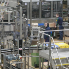 Imagen de archivo de trabajadores en el interior de una fábrica en Burgos.-ISRAEL L. MURILLO