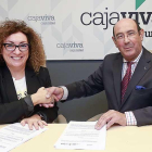 La presidenta de la FEC, Consuelo Fontecha, junto al director del área de Negocio de Cajaviva, Agustín Colino.-R.G.O.