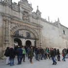 Imagen de alumnos a la puerta del Hospital del Rey.-ISRAEL L. MURILLO