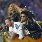 Beyoncé, Chris Martin y Bruno Mars, durante un momento de su actuación en el descanso de la Super Bowl.-REUETRS / STEPHEN LAM