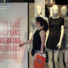 Imagen de una tienda con el cartel de ‘rebajas’.-RAÚL G. OCHOA