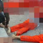 Un niño contempla el cuerpo sin vida de los futbolistas decapitados en Raqqa.-