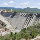 El cuerpo de la presa está muy adelantado y desde Castrovido se aprecia la altura de sus 73 metros desde el cauce de Arlanza.-ISRAEL L. MURILLO