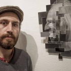 El artista Andrés Torca con su obra en las salas del Consulado del Mar-Santi Otero