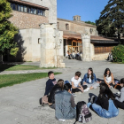 Un grupo de estudiantes en el Campus de San Amaro. I. L. M.